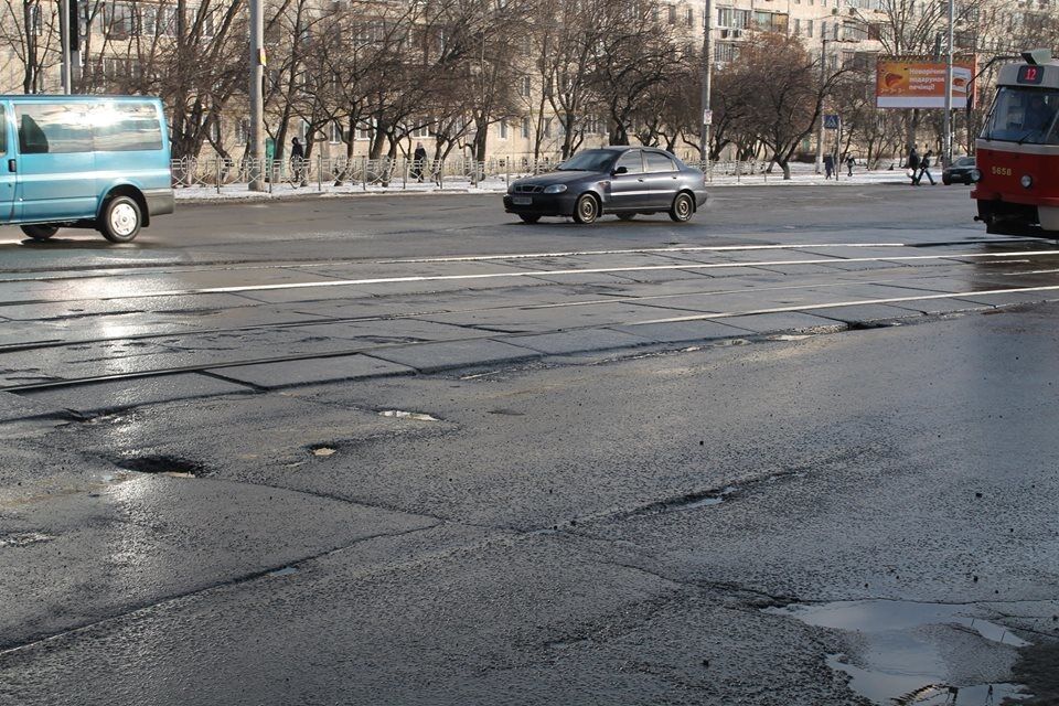 "Оцініть якість роботи": у Києві асфальт зійшов через тиждень після ремонту