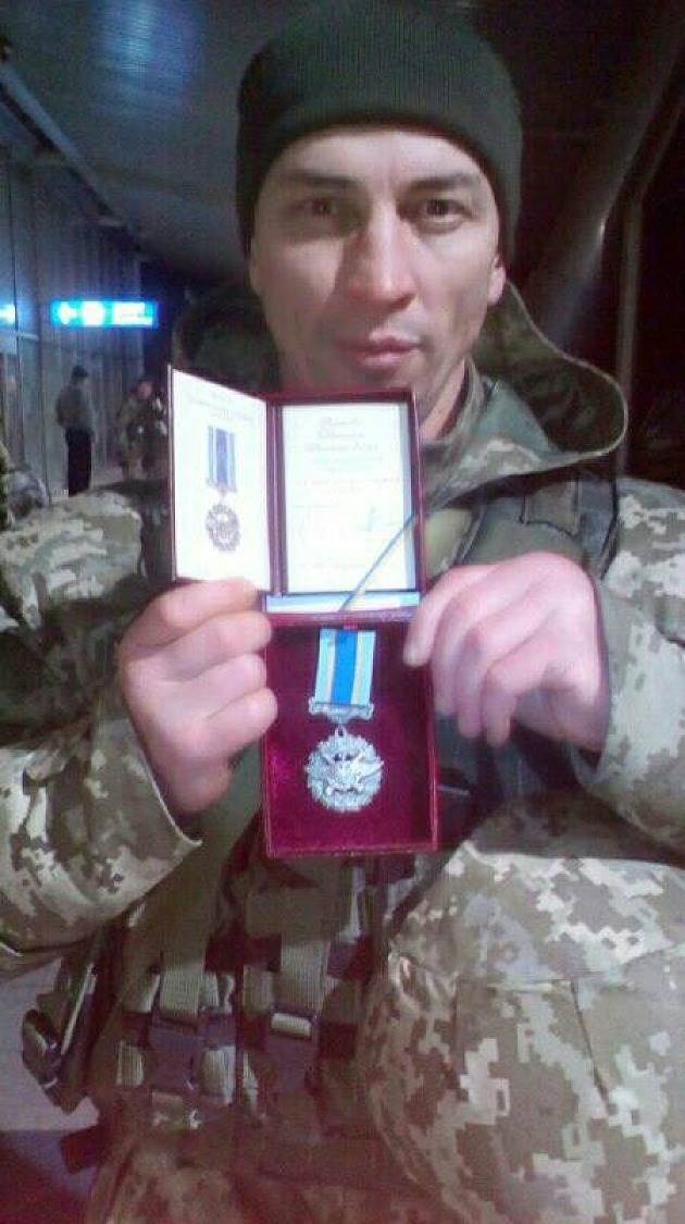 К Новому году Порошенко наградил медалью бердянского военного