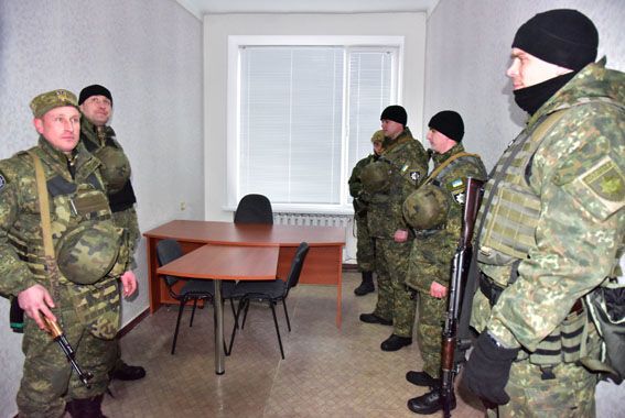 В освобожденном от террористов Новолуганском заработала патрульная полиция