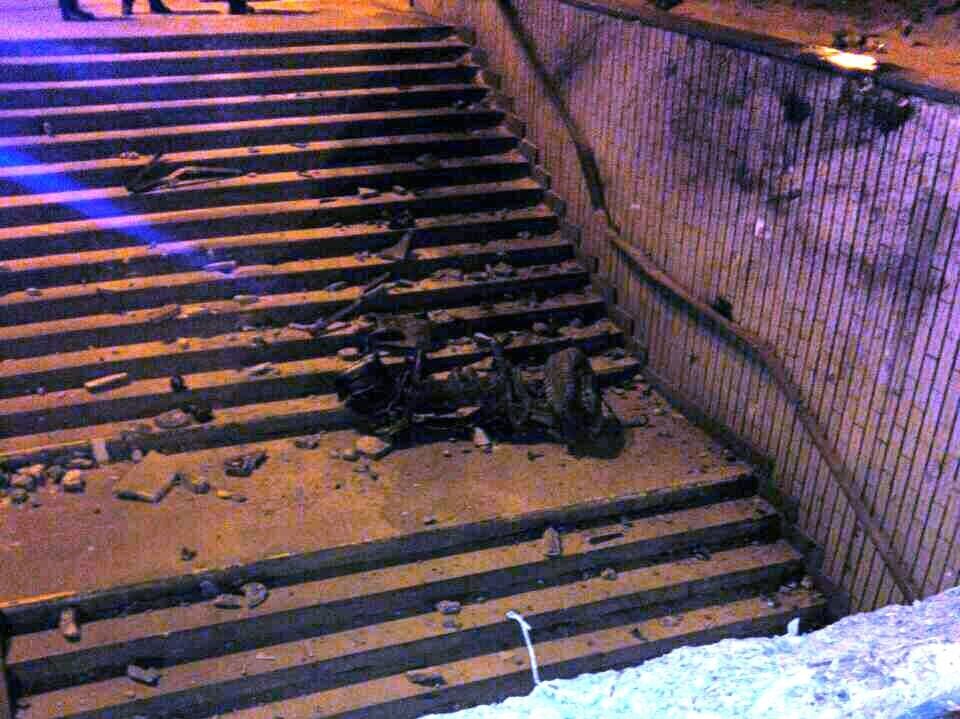 В Киеве неадекватный водитель влетел в подземный переход: автомобиль разорвало. Опубликованы фото