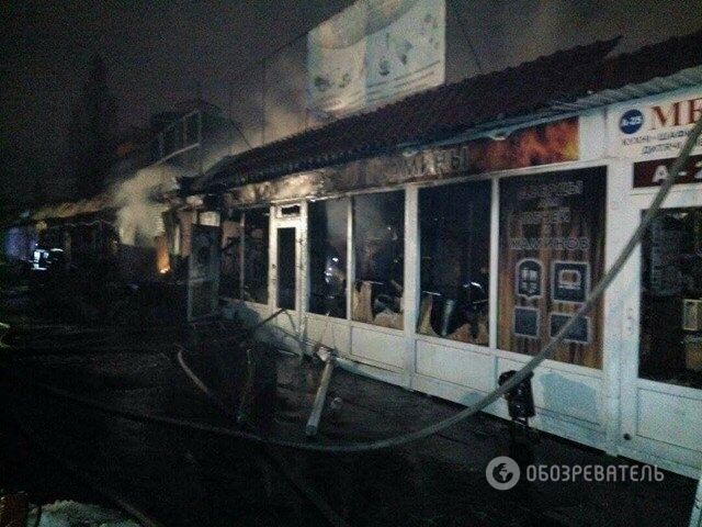 Масштабна пожежа в Києві: на ринку згоріли повільони із товаром
