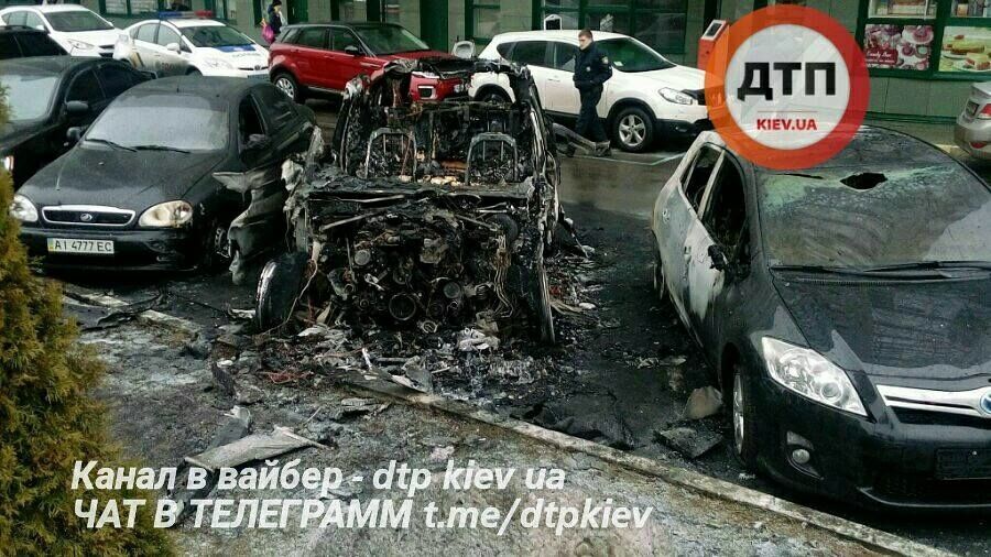 В Киеве сожгли Range Rover и два припаркованных рядом авто: опубликованы фото