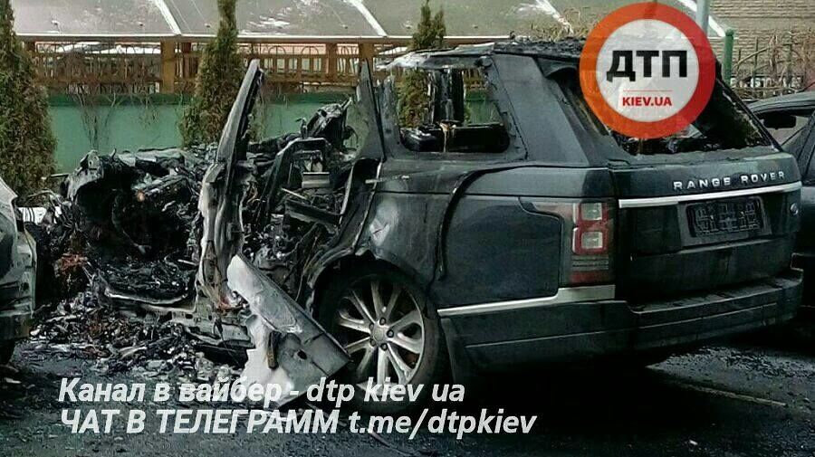 В Киеве сожгли Range Rover и два припаркованных рядом авто: опубликованы фото