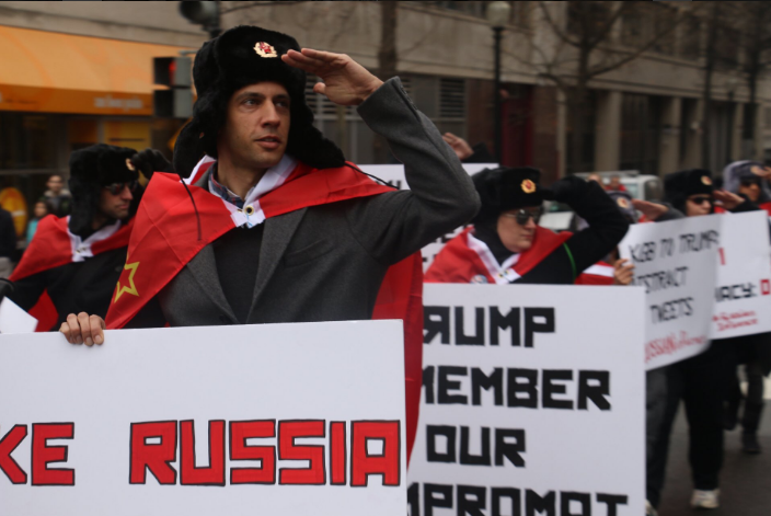 "Трамп – работник месяца в Кремле": в США устроили демарш под гимн России. Фото и видеофакт