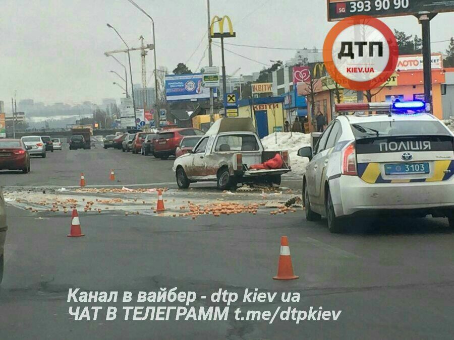 Масштабный омлет в Киеве: водитель-неудачник уронил сотни яиц на асфальт