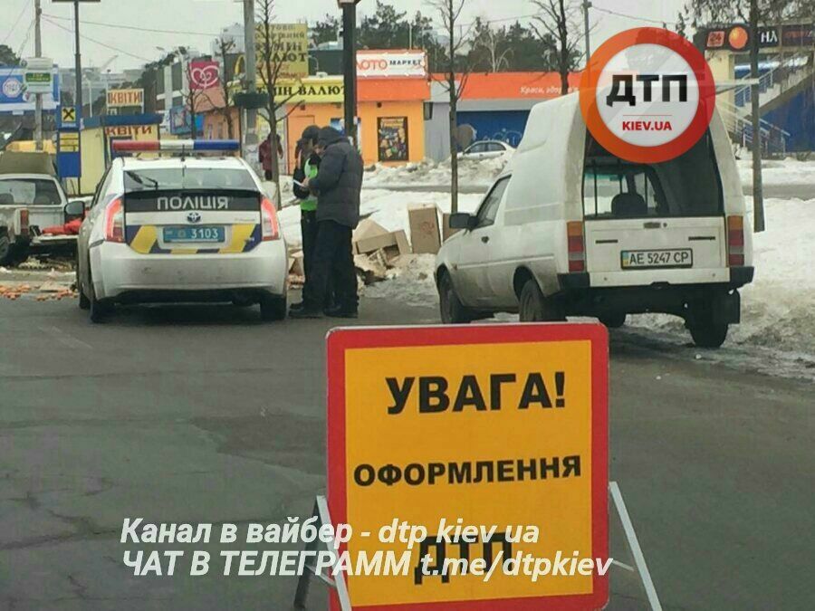 Масштабный омлет в Киеве: водитель-неудачник уронил сотни яиц на асфальт