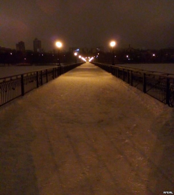 Мост в парке Щербакова вечером