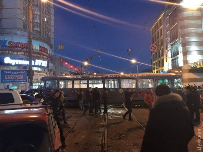 В Одессе трамвай сошел с рельсов и разбросал пять автомобилей