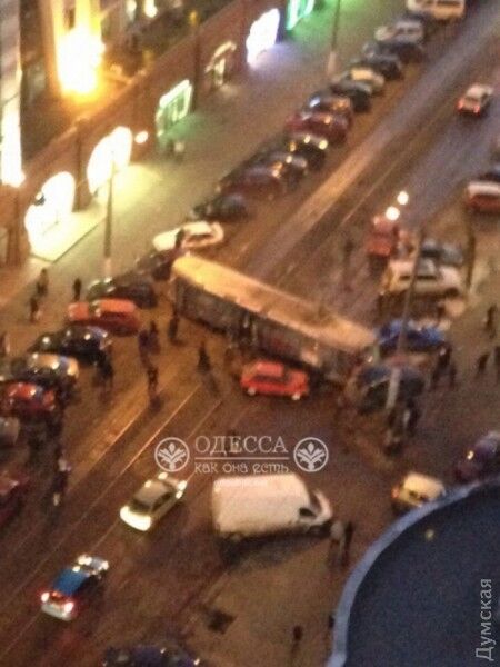 В Одесі трамвай зійшов із рейок і розкидав п'ять автомобілів