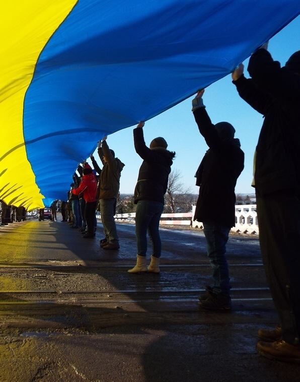 Під носом у бойовиків: у зоні АТО розгорнули 43-метровий прапор України