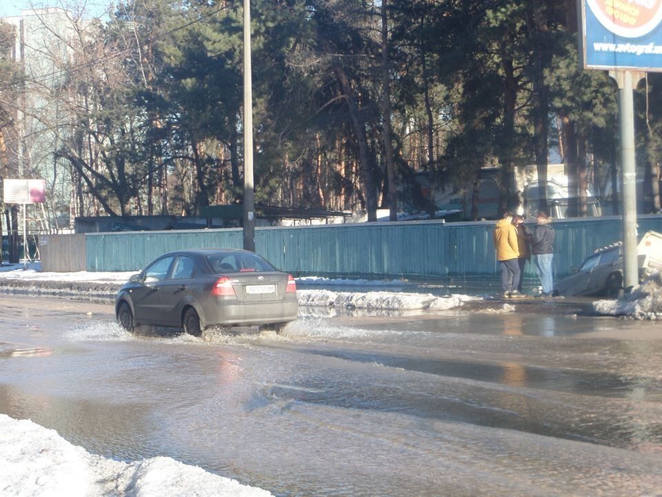 В Киеве машина неожиданно "ушла" под асфальт: опубликованы фото