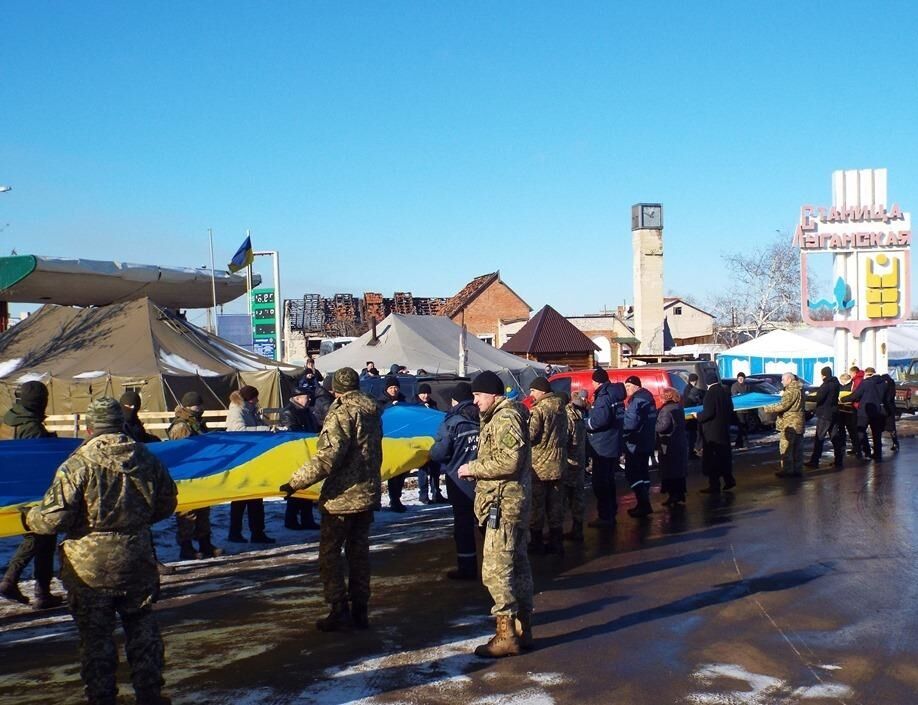 Під носом у бойовиків: у зоні АТО розгорнули 43-метровий прапор України