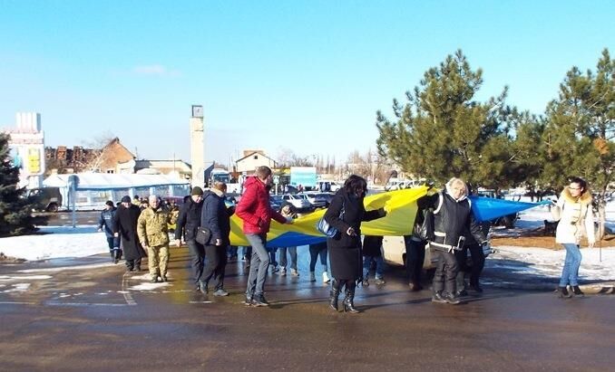 Під носом у бойовиків: у зоні АТО розгорнули 43-метровий прапор України