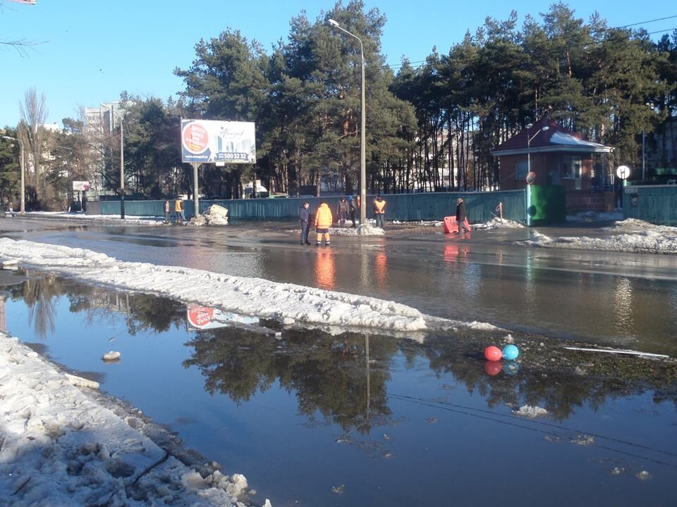В Киеве машина неожиданно "ушла" под асфальт: опубликованы фото