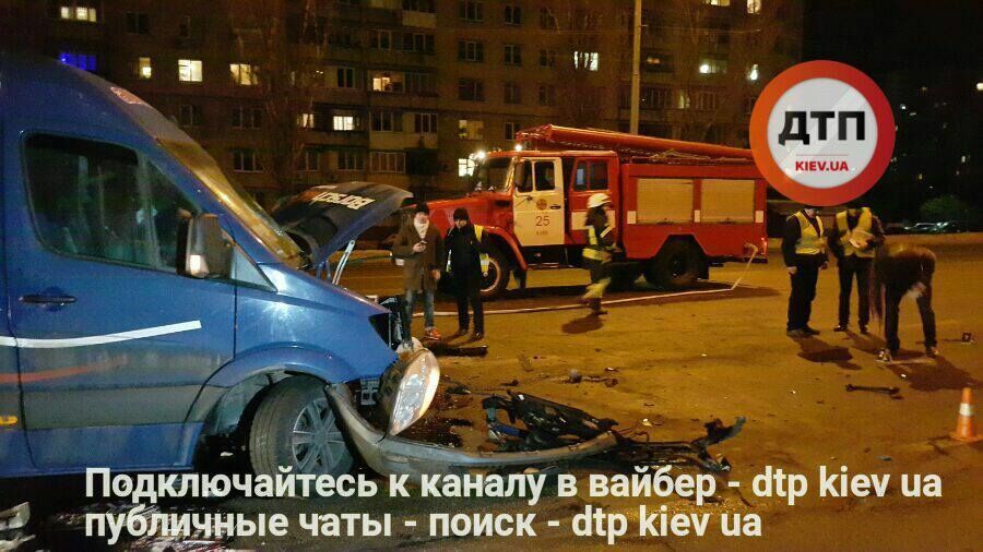 Виновник пытался уйти: в сети появились фото пьяной аварии в Киеве