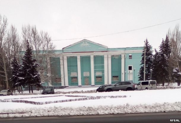 ДГМЦ – окна и вход в кирпичах