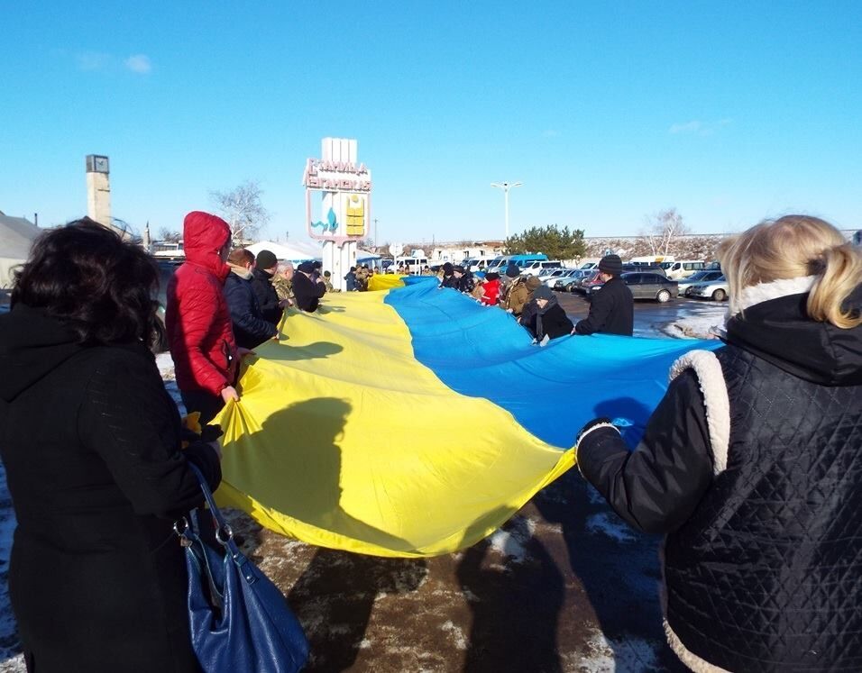 Під носом у бойовиків: у зоні АТО розгорнули 43-метровий прапор України