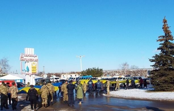 Під носом у бойовиків: у зоні АТО розгорнули 43-метровий прапор України