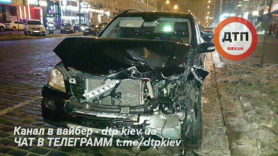 В центре Киева мажор на Mercedes разбил четыре автомобиля: опубликованы фото