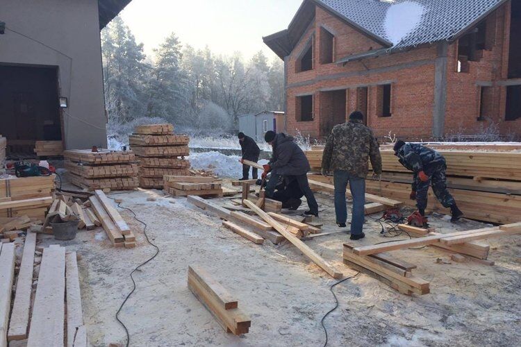 "Робота кипить": волонтери показали польові бліндажі, які будують для бійців АТО