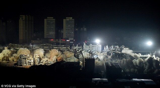 Всього за 10 секунд: опубліковано вражаюче відео знесення 19 будинків у Китаї 