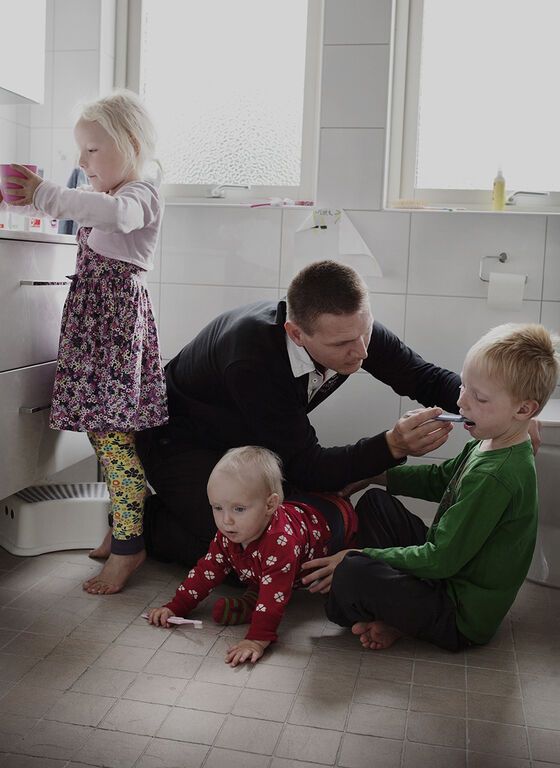 Мужчины в декрете: фотограф из Швеции показал невероятные снимки новоиспеченных пап