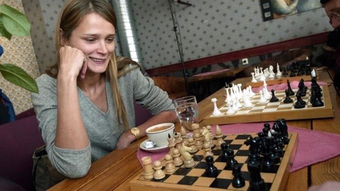 Преображение года: эстонская супермодель променяла подиум на шахматы - опубликованы фото красотки