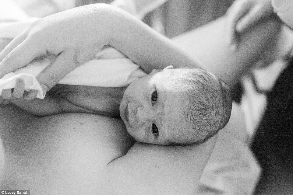 "После хаоса и боли приходит спокойствие": фотограф показал впечатляющие моменты после рождения