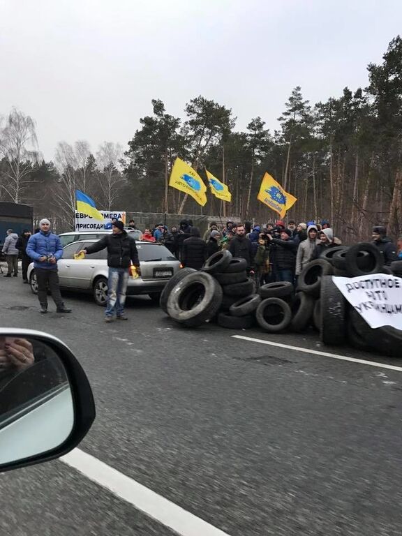 Горящие шины и заторы: протестующие заблокировали въезды в Киев