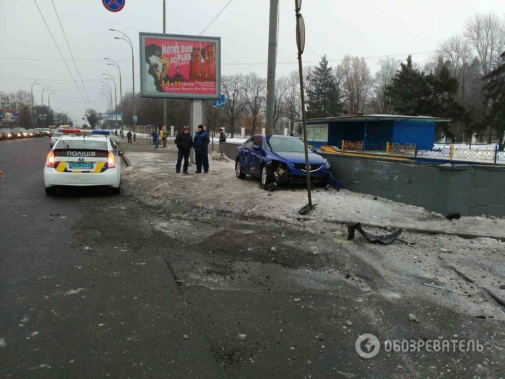 В Киеве автомобиль разнес заграждение и врезался в переход: опубликованы фото