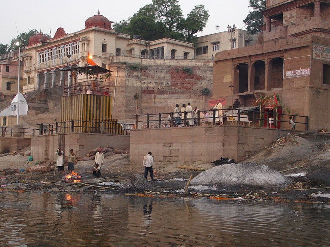 Мусор и недоеденные трупы: как сегодня выглядит священная река Индии