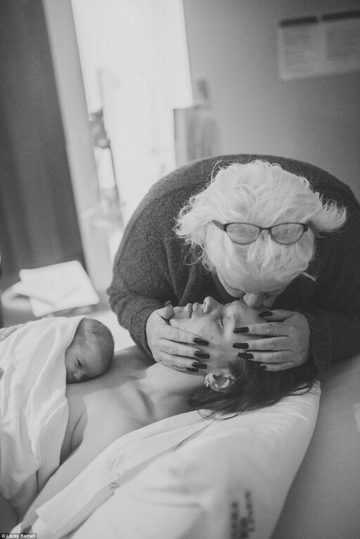 ''После хаоса и боли приходит спокойствие'': фотограф показал впечатляющие моменты после рождения