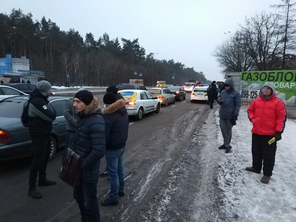 Горящие шины и заторы: протестующие заблокировали въезды в Киев