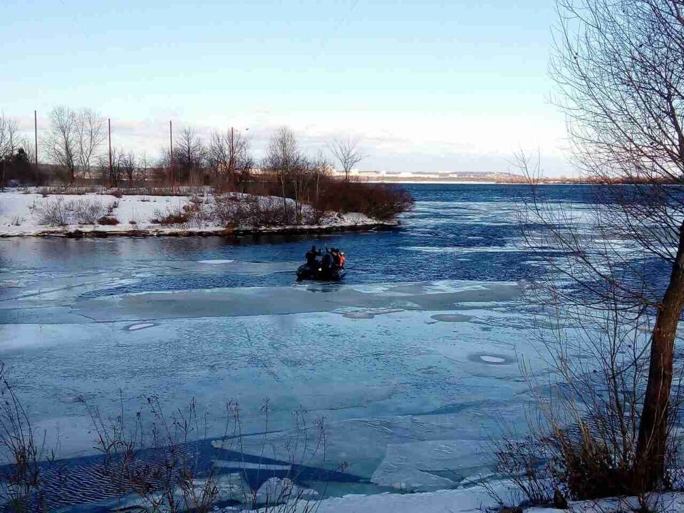 Опасное хобби: в Киеве "унесло в плавание" льдину с 30 рыбаками. Опубликованы фото