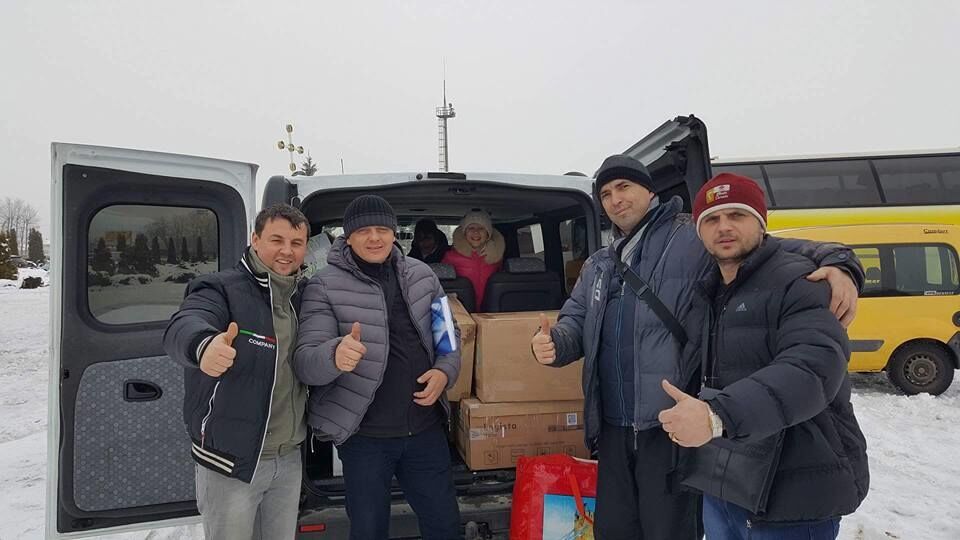 "Сволочи украли все": во Львове ограбили авто волонтеров с подарками для бойцов АТО. Фотофакт