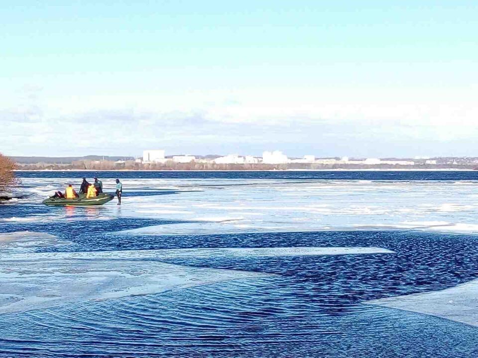 Опасное хобби: в Киеве "унесло в плавание" льдину с 30 рыбаками. Опубликованы фото
