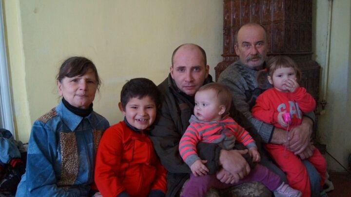 Сплять на підлозі й по вуха в боргах: військовий зі Львівщини, який сам виховує 3 дітей, потребує допомоги