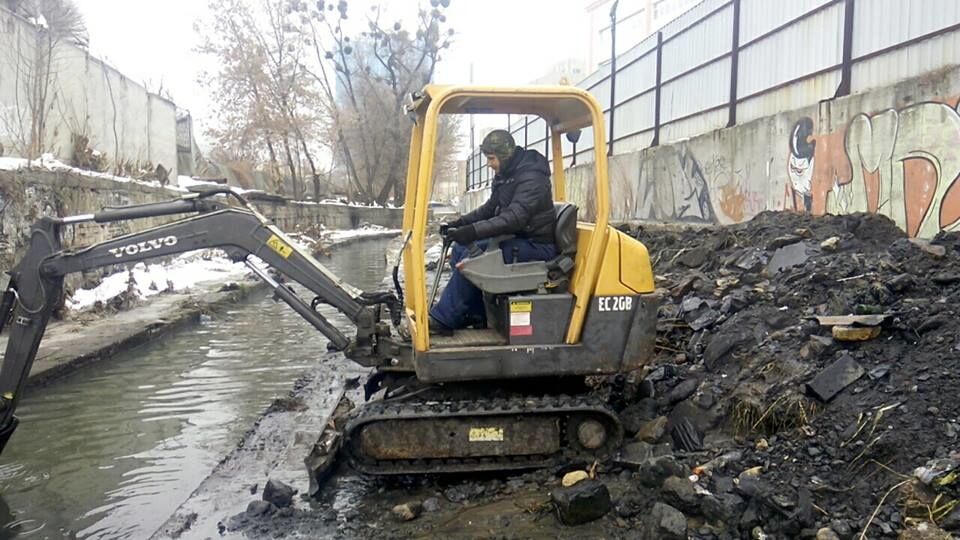 Мясорубка и гиря: в Киеве из реки достали диковинный мусор