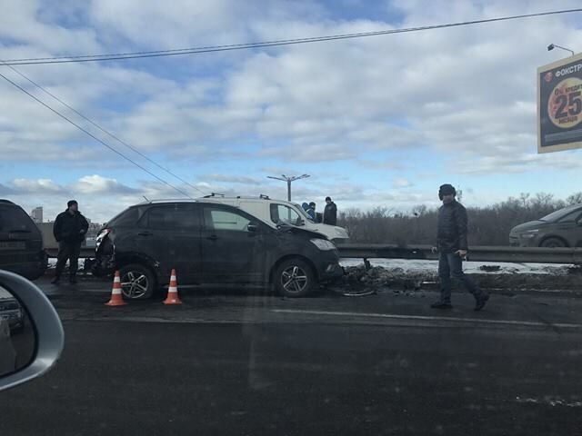 Московский мост в Киеве "парализовала" пробка в 3 км