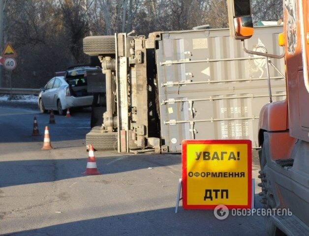 В Киеве на скользкой дороге перевернулась фура. Опубликованы фото и видео 