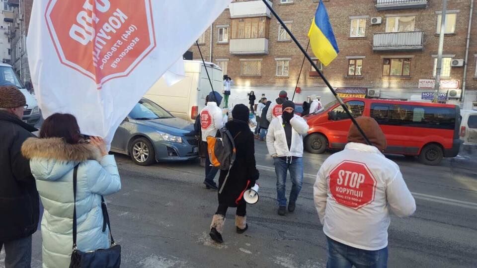 В Киеве на Печерске перекрыли движение из-за строительного скандала. Фотофакт