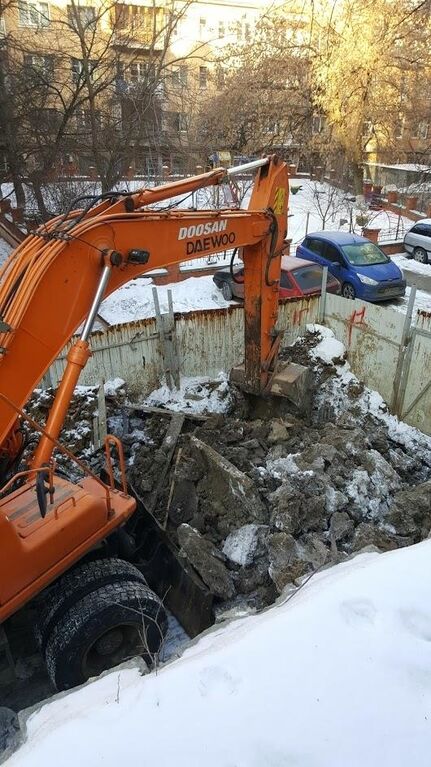 Риють, незважаючи на заборону: у соцмережі показали будівництво в центрі Києва