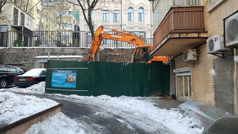 Риють, незважаючи на заборону: у соцмережі показали будівництво в центрі Києва