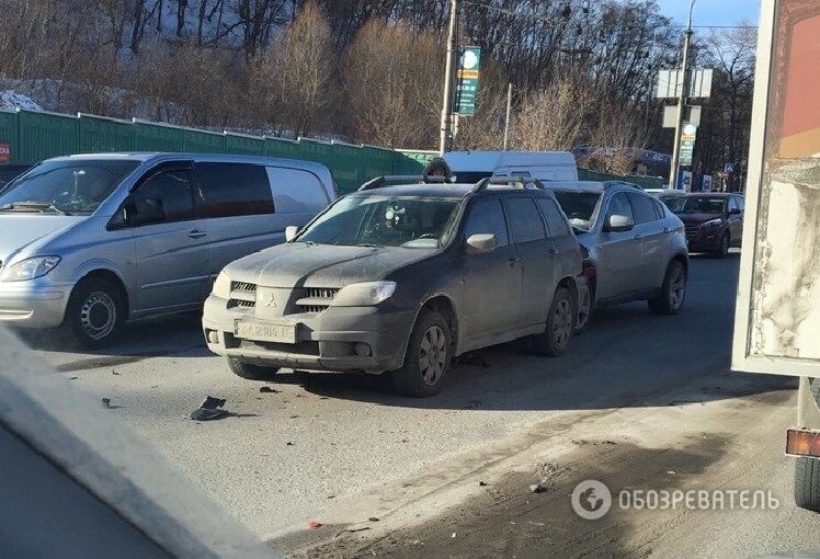 В Киеве внедорожники устроили ДТП "паровозиком": опубликованы фото