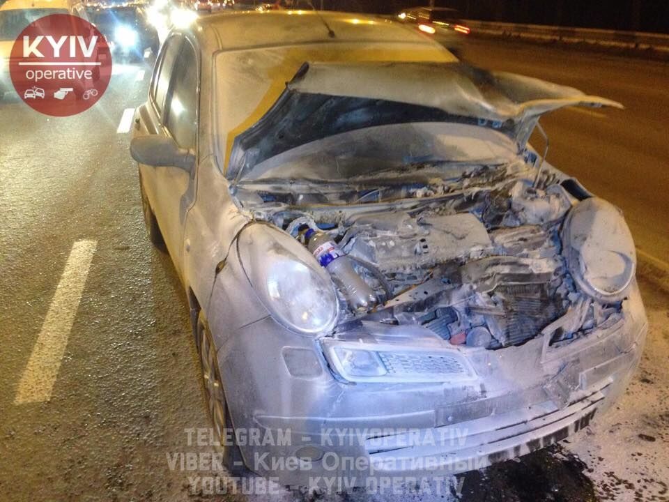 Масштабная авария: в Киеве вспыхнул автомобиль с девушкой-водителем. Опубликованы фото