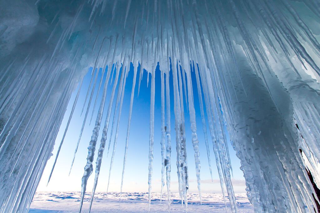 "Тысячи сосулек": в сети показали удивительные ледяные гроты Байкала