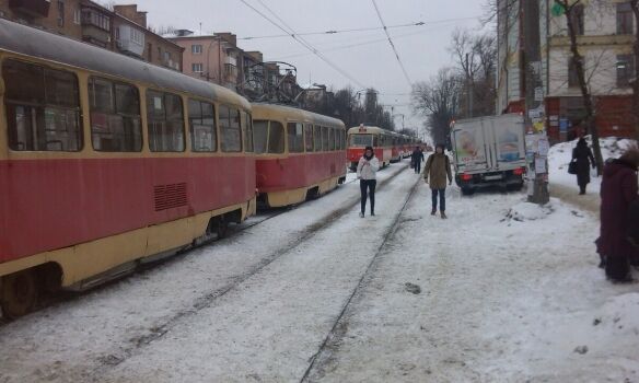 Колапс: у Києві в заторі опинилися близько 20 трамваїв