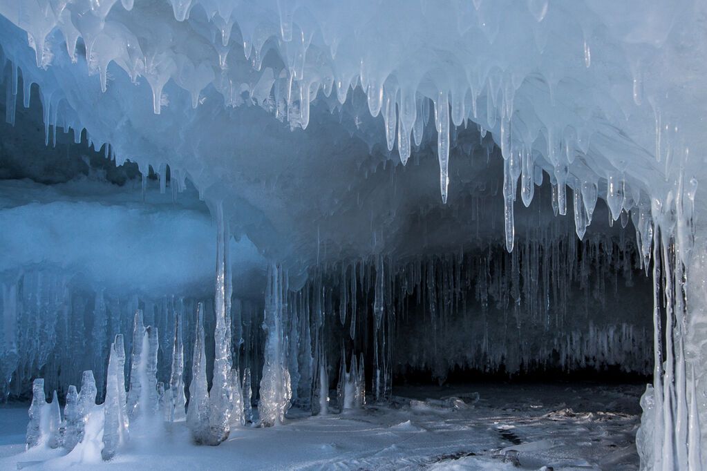 "Тысячи сосулек": в сети показали удивительные ледяные гроты Байкала