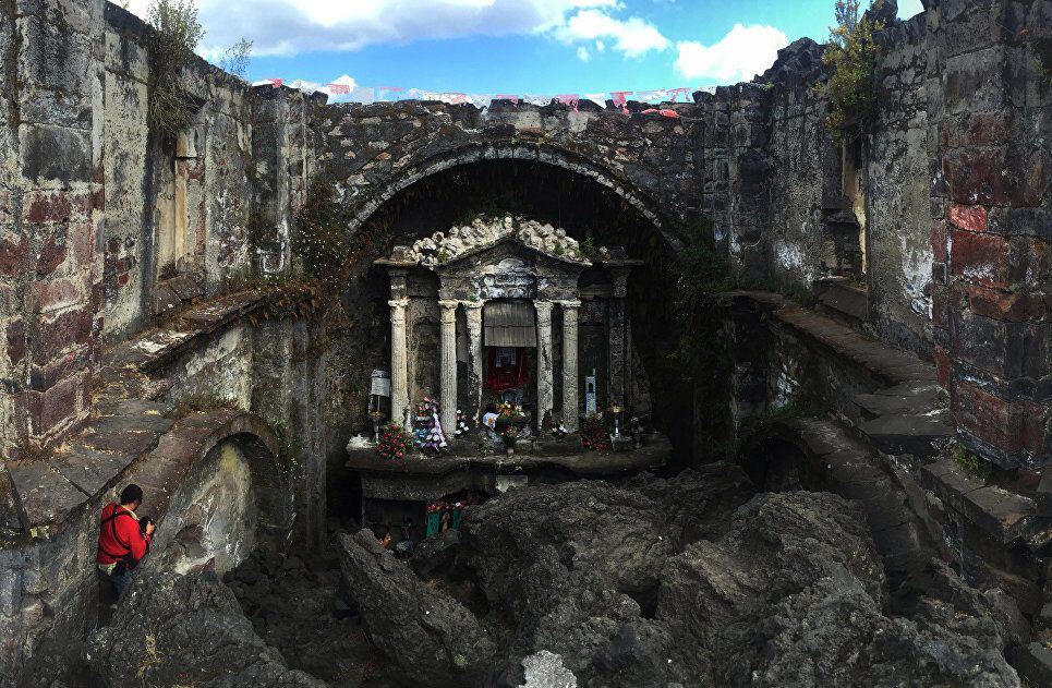 Настоящее чудо: появились фото церкви, пережившей извержение вулкана