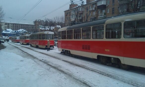 Колапс: у Києві в заторі опинилися близько 20 трамваїв